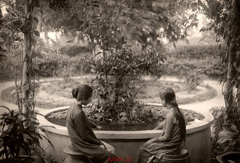 Hai cung nữ trong khu vườn của Tử cấm thành Huế, 1934.