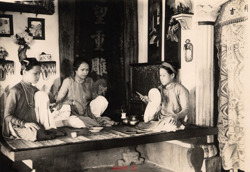 Các cô gái Huế chơi một trò chơi dân gian, 1930.