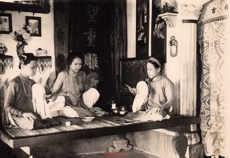 Các cô gái Huế chơi một trò chơi dân gian, 1930.
