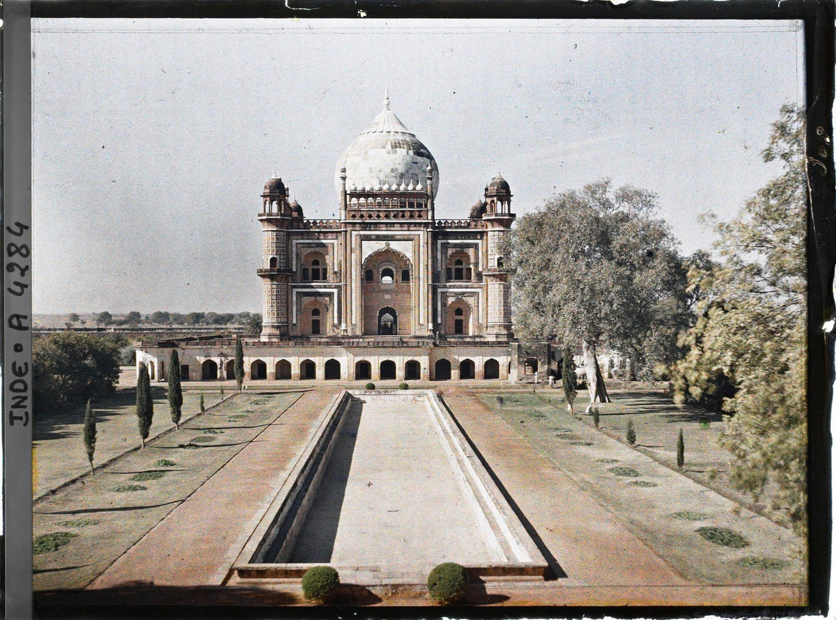 Lăng Safdar Jang, được xây dựng ở Delhi vào năm 1754 làm nơi an nghỉ cho Safdar Jang, là một nhân vật quan trọng của triều đình Mughal trong những năm suy tàn của đế chế này.