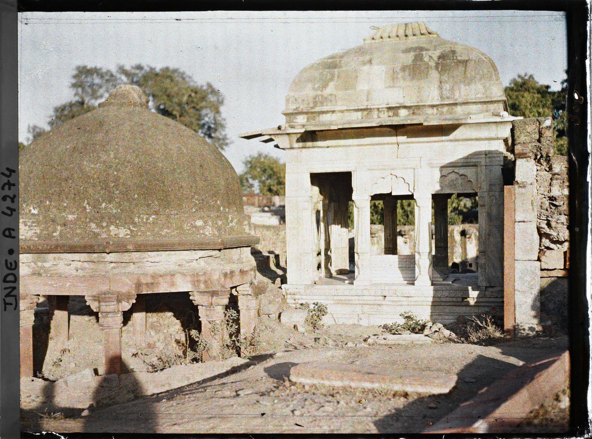 Những ngôi mộ trong khuôn viên của lăng Nizamuddin.