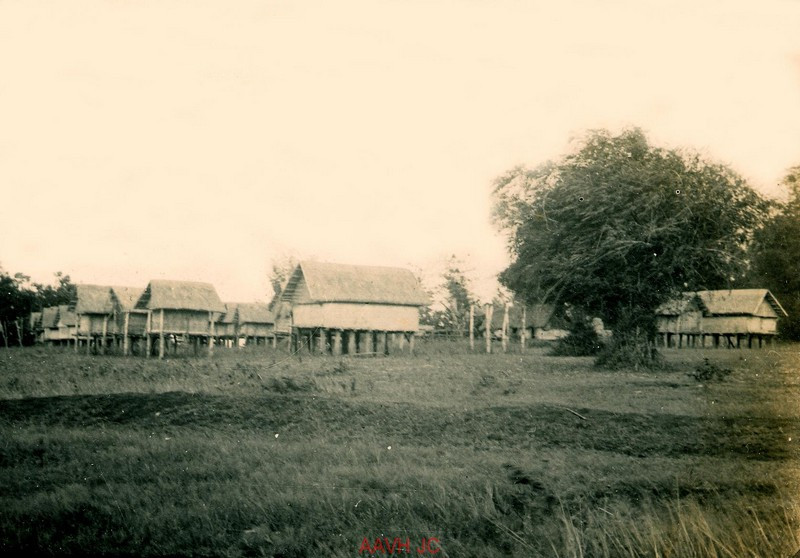 Khung cảnh tại một bản làng của đồng bào dân tộc Ba Na ở Kon Tum năm 1934. Ảnh: Aavh.org.