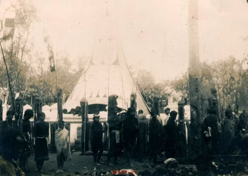 Bên ngoài một nhà mồ Ba Na.