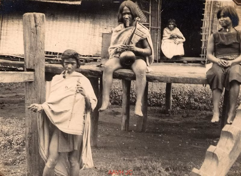 Những người trẻ thư giãn với các loại nhạc cụ truyền thống.