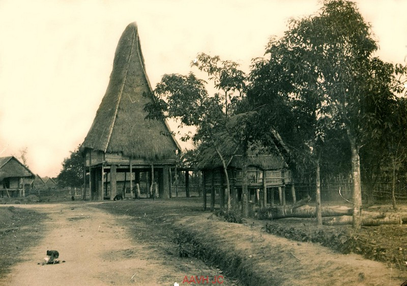 Ngôi nhà rông có mái cao vút trong bản.