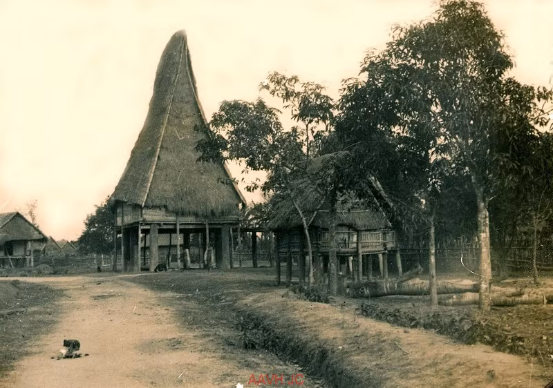 Ngôi nhà rông có mái cao vút trong bản.