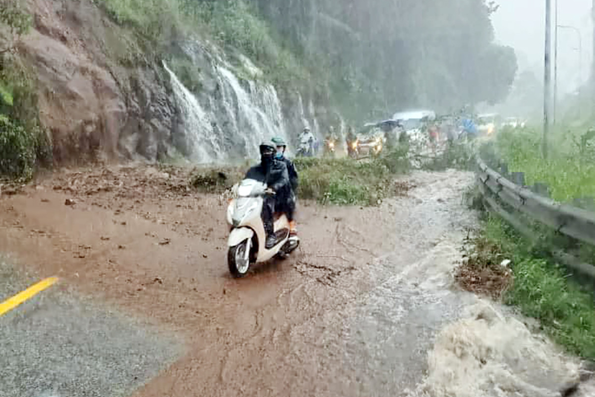 Mưa lớn gây sạt lở trên đèo Bảo Lộc, giao thông ùn tắc - Hình 2 Mua lon gay sat lo tren deo Bao Loc, giao thong un tac-Hinh-2
