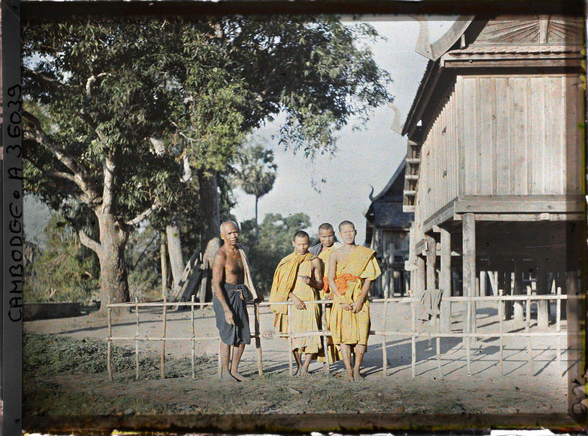 Các nhà sư bên ngôi nhà sàn nơi mình cư trú.