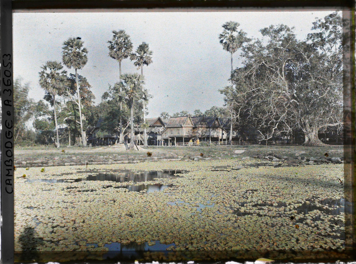 Khu nhà của các nhà sư Phật giáo, gần con đường lớn dẫn vào đền Angkor.