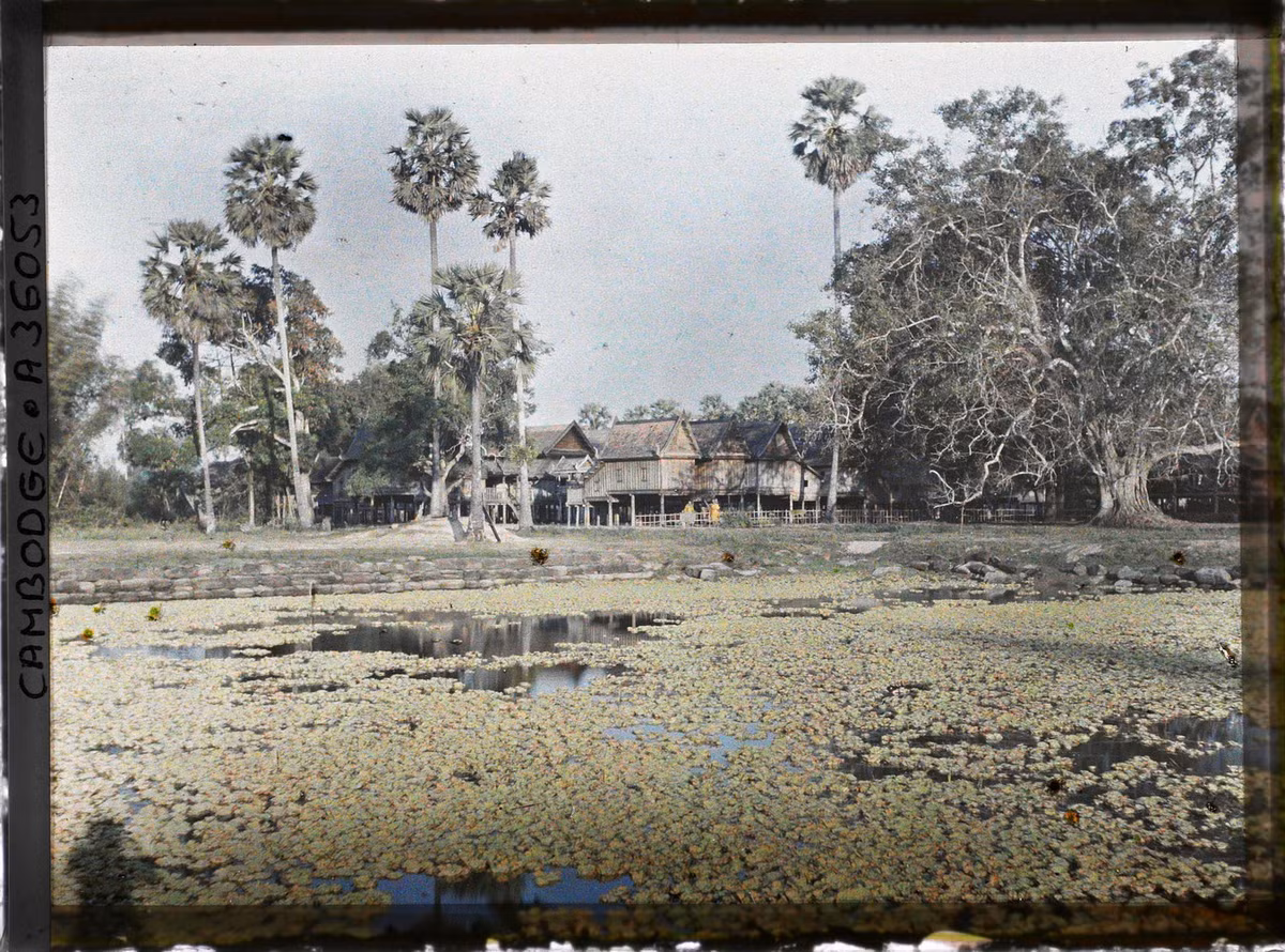 Khu nhà của các nhà sư Phật giáo, gần con đường lớn dẫn vào đền Angkor.