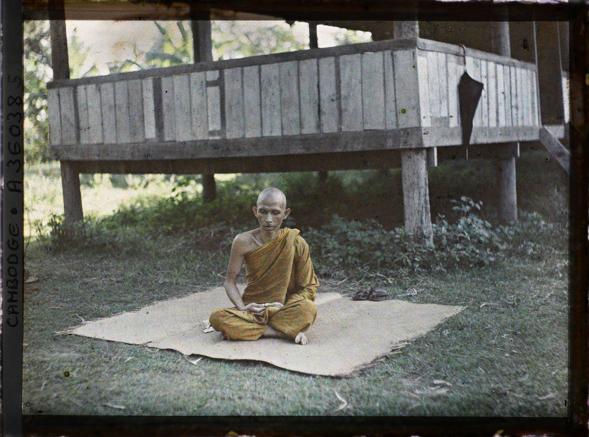 Một vị sư ngồi thiền.