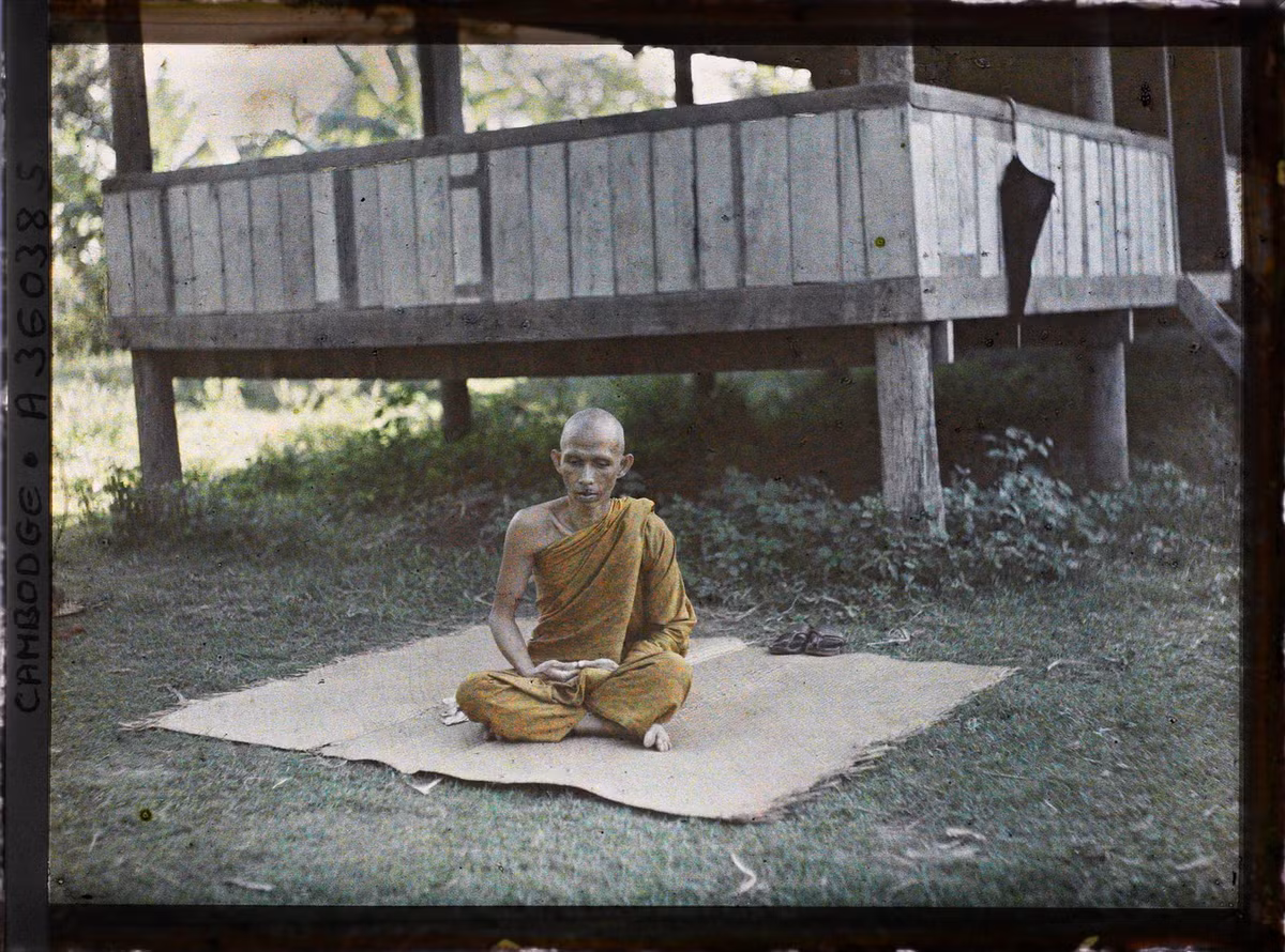 Một vị sư ngồi thiền.