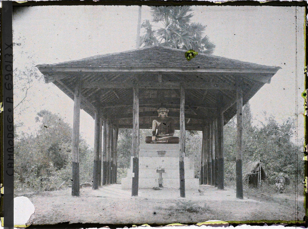 Bàn thờ Phật gần khu nhà của các tăng sĩ.