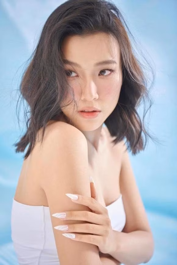 A hau Hoang Oanh tung bi quyt 600 nghin khi moi lam MC