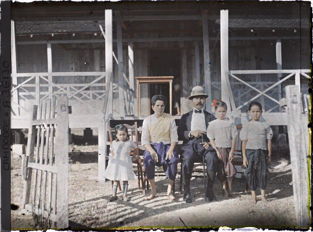 Gia đình một công chức Campuchia chụp hình trước ngôi nhà của mình. Người chồng mặc đồ phương Tây trong khi vợ mặc sampot truyền thống.