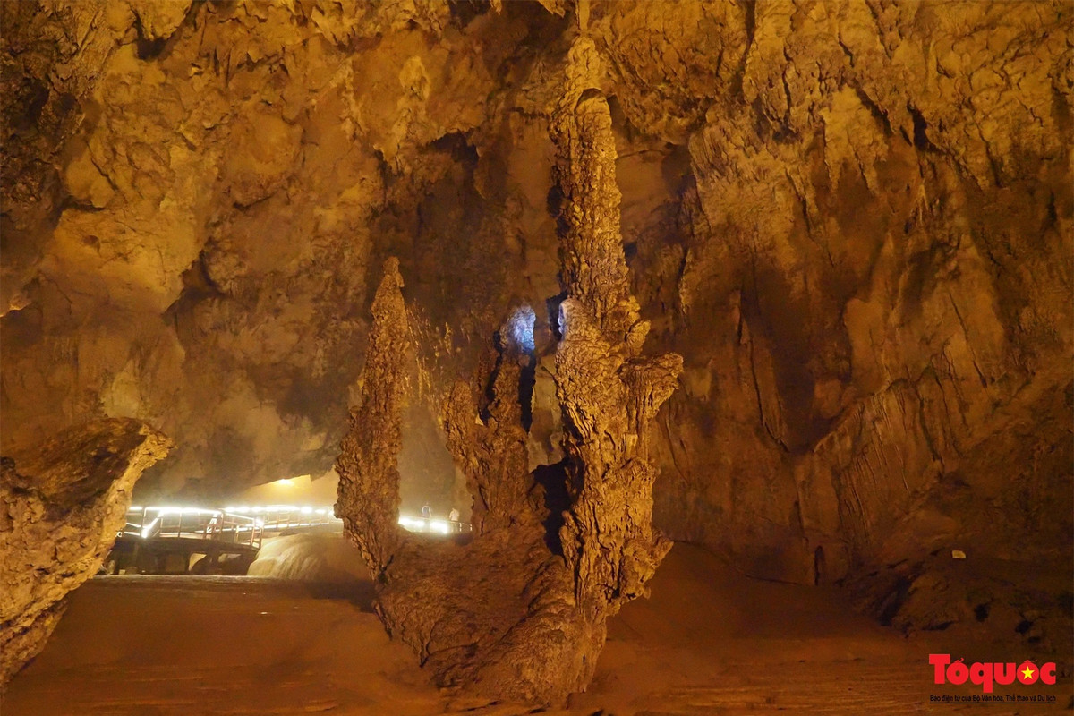 Tuy nhiên cũng có một sự tích khác về cái tên Ngườm Ngao, đó là do một dòng suối ngầm với tích tụ cuội sỏi cao đến hàng mét thoát ra sông Quây Sơn chảy rì rầm ngày đêm, phát ra âm thanh vọng vào vách hang nghe như tiếng hổ gầm, vì thế mà thành tên động.