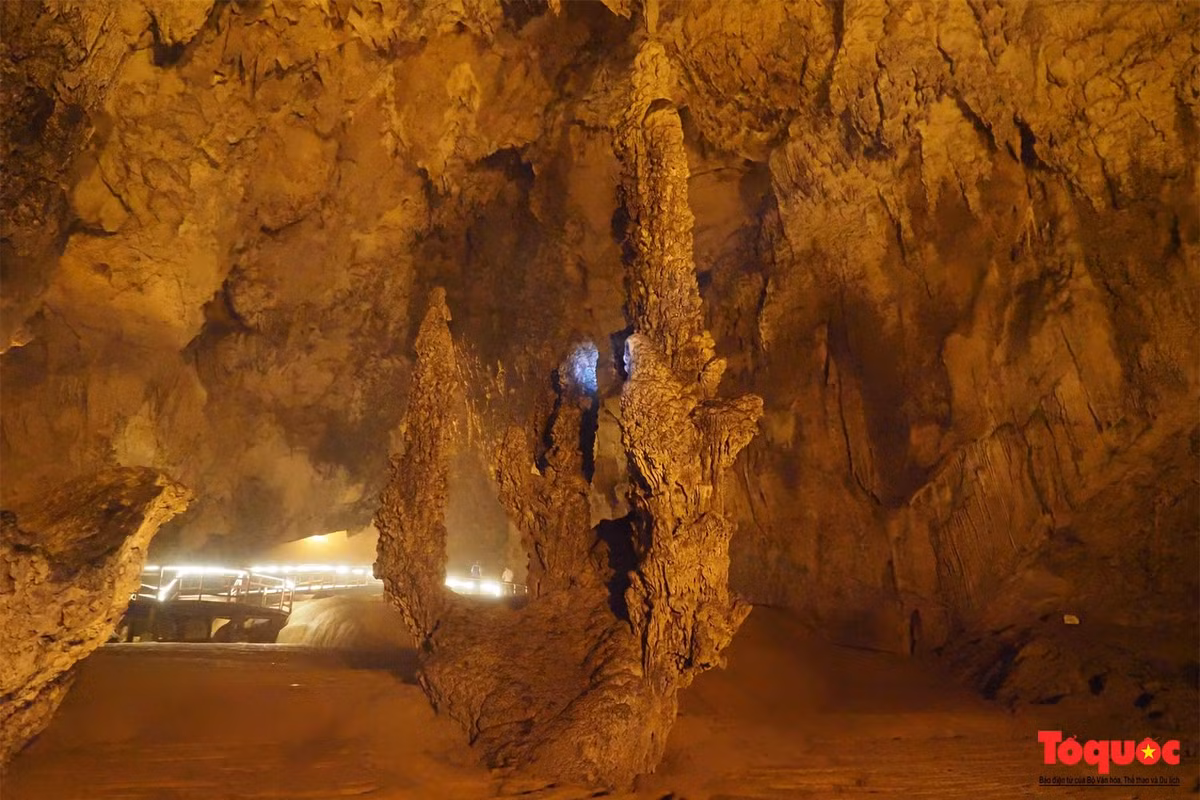 Tuy nhiên cũng có một sự tích khác về cái tên Ngườm Ngao, đó là do một dòng suối ngầm với tích tụ cuội sỏi cao đến hàng mét thoát ra sông Quây Sơn chảy rì rầm ngày đêm, phát ra âm thanh vọng vào vách hang nghe như tiếng hổ gầm, vì thế mà thành tên động.