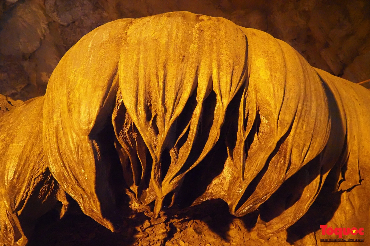 Nổi bật trong số các khối nhũ đá là khối đài sen úp ngược và cột đá cô đơn. Chuyện kể rằng, ngày xưa có một vị phật ngồi trên đài sen tu mãi mà không thành chính quả. Vì quá buồn chán, nản chí nên ngài đã úp ngược đài sen xuống, còn mình thì biến thành cột đá đứng bên cạnh. Về mùa mưa, nước từ những cánh hoa nhỏ nước xuống vừa đẹp mắt vừa vui tai. Tương truyền rằng nếu như hứng được những giọt nước từ bàn tay Phật rớt xuống, rồi xoa lên mặt, người đó sẽ gặp được nhiều điều may mắn.