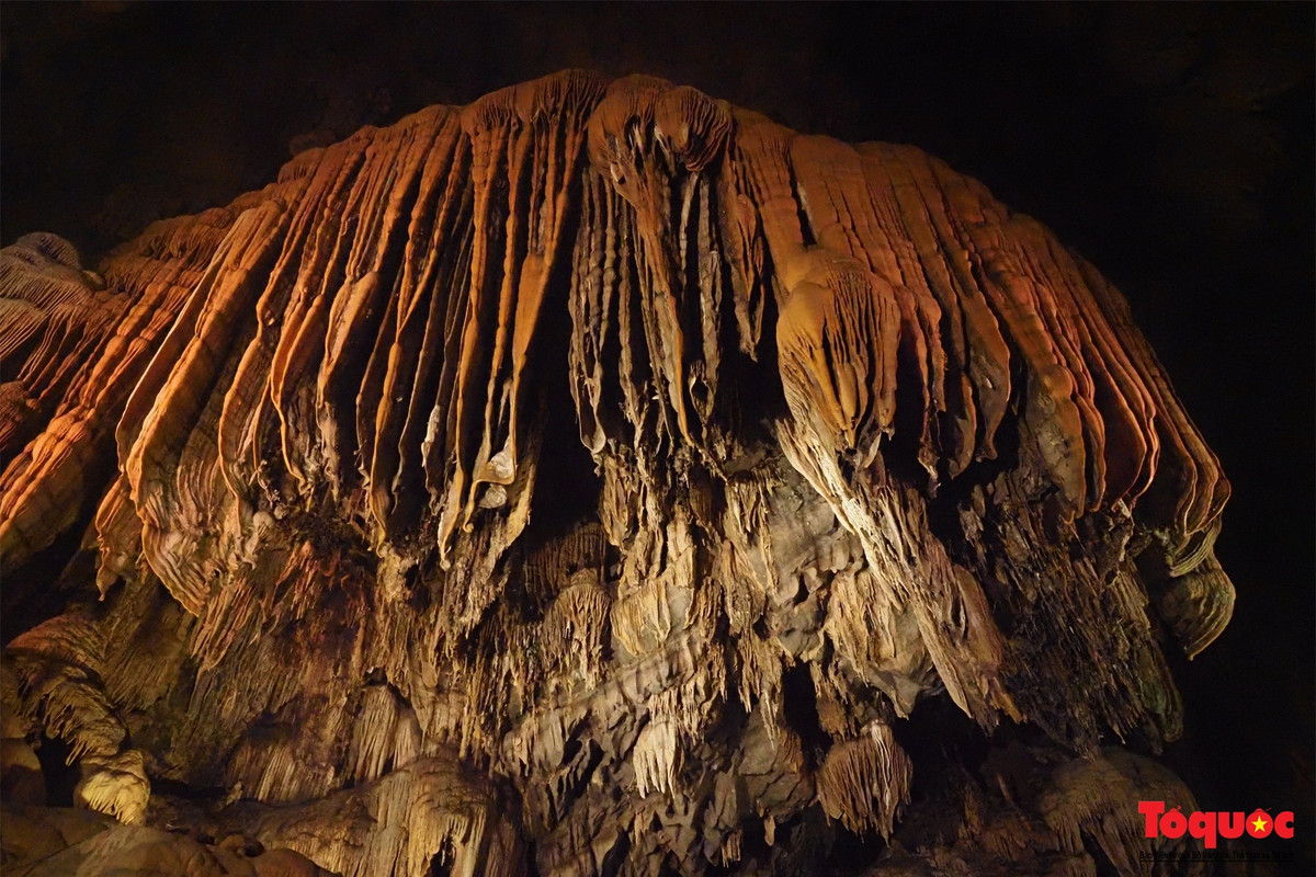 Với vẻ đẹp hoang sơ hoàn toàn được tự nhiên tạo nên, không có tác động của con người, động Ngườm Ngao càng trở nên cuốn hút, mang vẻ đẹp hùng vĩ, tráng lệ.