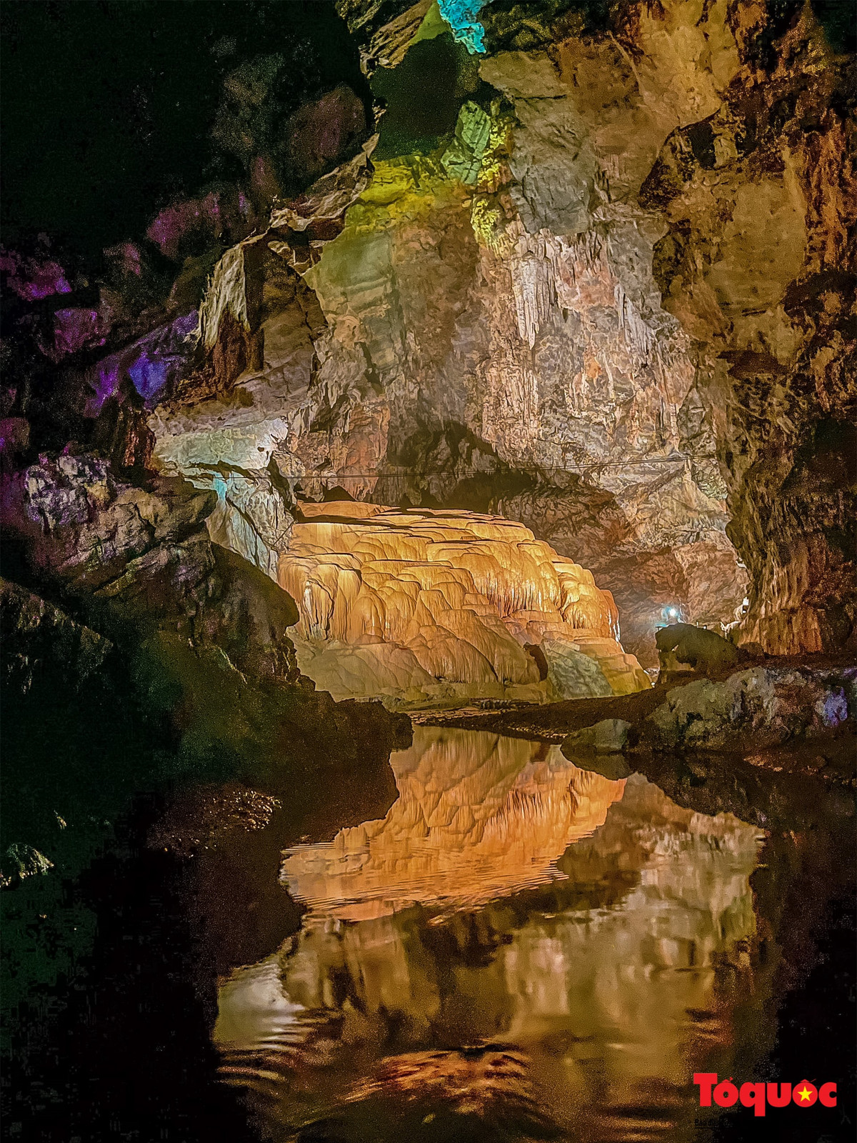 Cảnh sắc nơi đây luôn khiến người tham quan phải bất ngờ. Trong động có nhiều buồng, tầng, bậc thang, hành lang đủ mọi kích cỡ; nhiều nhũ đá, măng đá, cột, rèm, riềm đá... đủ mọi hình dáng, được liên tưởng với những cây san hô, con tàu, thác vàng, thác bạc, đài sen úp ngược, cột đá cô đơn, ruộng bậc thang.