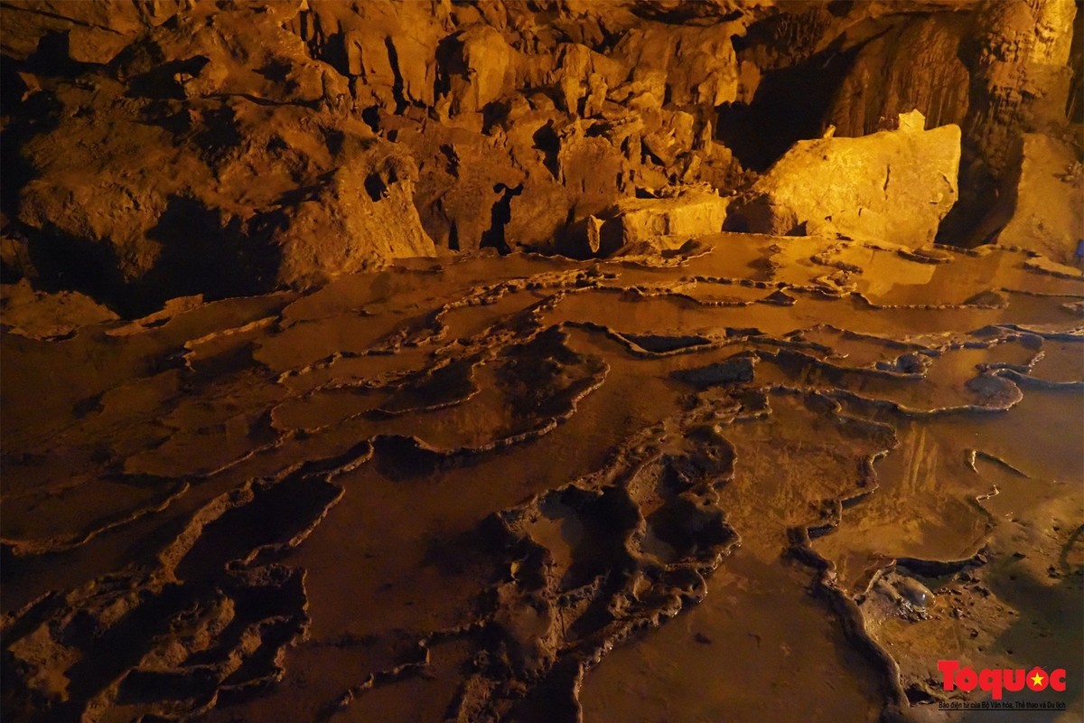 Nét độc đáo tạo thành điểm nhấn của danh thắng Ngườm Ngao còn là những thửa ruộng bậc thang do sàn đá vôi bị xâm thực và phong hóa nhiều triệu năm tạo thành. Đôi khi, du khách sẽ bắt gặp những con suối nhỏ trong động, nước chảy róc rách.