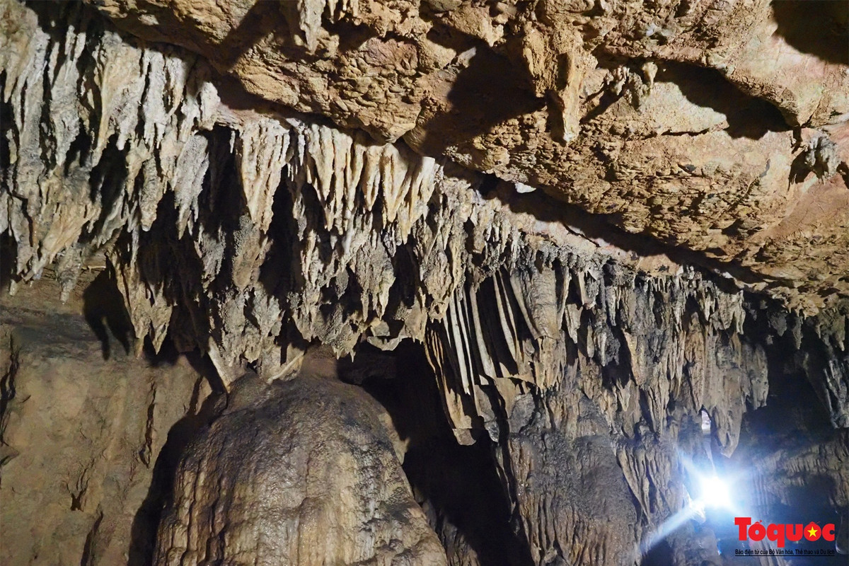 Mặc dù tỉnh Cao Bằng mới chỉ đưa vào khai thác gần 1km phục vụ khách du lịch khám phá, tham quan nhưng động Ngườm Ngao vẫn là một địa điểm du lịch không thể bỏ qua khi đến với Cao Bằng.