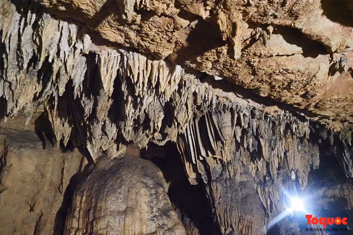 Mặc dù tỉnh Cao Bằng mới chỉ đưa vào khai thác gần 1km phục vụ khách du lịch khám phá, tham quan nhưng động Ngườm Ngao vẫn là một địa điểm du lịch không thể bỏ qua khi đến với Cao Bằng.