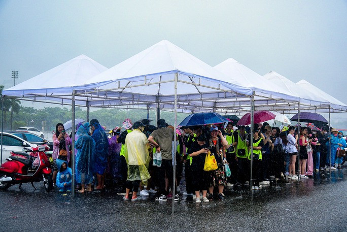 Theo chia sẻ của một số người hâm mộ, việc bất chấp trời mưa lớn để săn vé là do sự thành công của đêm diễn đầu tiên khiến họ đổi ý muốn tham gia đêm thứ hai.