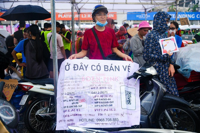 Nhiều người rao bán vé trước khu vực sân Mỹ Đình với nhiều hạng vé.