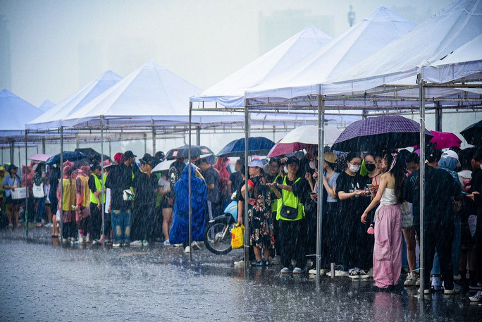 So với những ngày trước đó, giá vé bất ngờ tăng, dao động khoảng 100-300.000 đồng/vé.