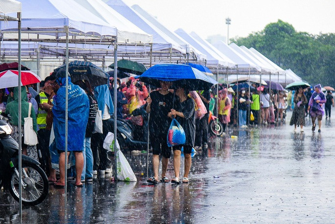 Nhiều người không kịp trở tay vì trời mưa to gây khó khăn trong việc đặt xe, di chuyển.