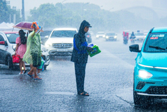 Theo ghi nhận của PV, trưa ngày 30-7, cơn mưa lớn kéo dài hơn 1 giờ đồng hồ đã gây ngập cục bộ khu vực trước sân vận động Mỹ Đình, nơi diễn ra đêm diễn thứ 2 của nhóm BlackPink.