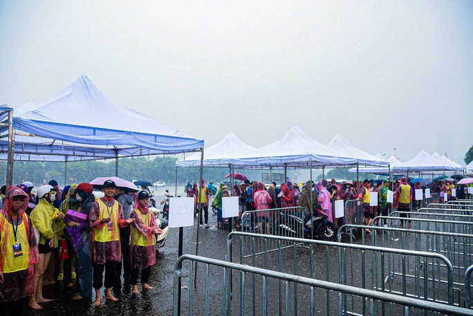 Mặc dù mưa lớn nhưng sức nóng của đêm diễn thứ 2 của nhóm nhạc này không hề giảm sút khi nhiều người hâm mộ bất chấp trời mưa tới khu vực cổng sân vận động để hỏi mua vé.