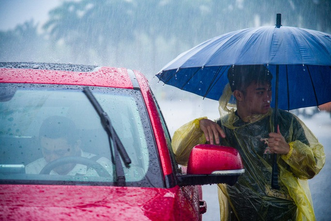 Theo quan sát của PV, không khi mua vé tại sân khá sôi động tuy nhiên lại có rất ít giao dịch thành công vì không thỏa thuận được giá.