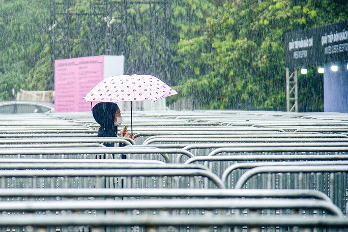 Mưa lớn khiến nhiều khán giả ái ngại tới trực tiếp sân để mua vé, thay vào đó bắt đầu tìm mua nhiều ở trên mạng xã hội.