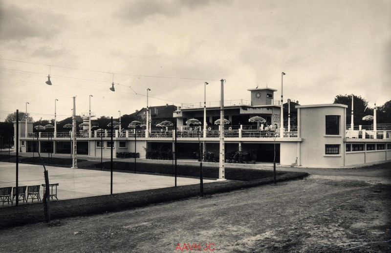 Từ sân quần vợt nhìn ra phía bể bơi.