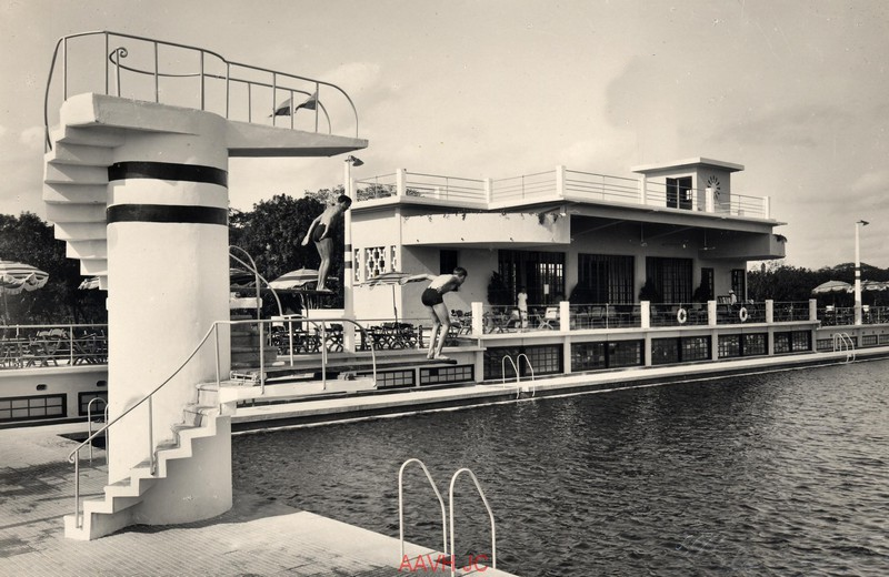 Cầu nhảy của bể bơi.