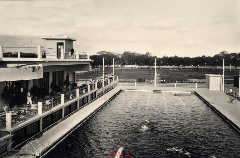 Thời điểm năm 1936, bể bơi của Cung thể thao Hà Nội chỉ phục vụ cho các cư dân Pháp sinh sống tại thành phố.