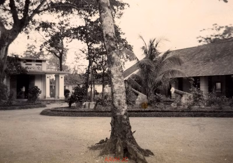 Trong khuôn viên doanh trại vệ binh bản xứ tỉnh Thừa Thiên.