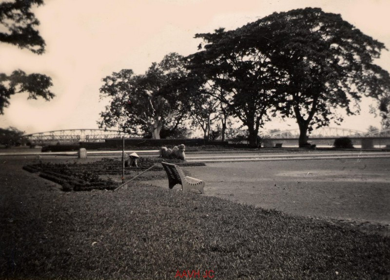 Công viên bên bờ sông Hương, với cầu Clemenceau / Trường Tiền ở hậu cảnh.