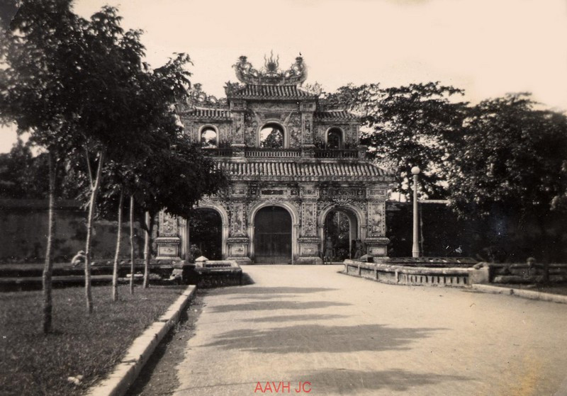 Cổng Hiển Nhơn của Hoàng thành Huế.