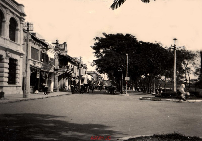 Khung cảnh sôi động ở dãy phố dọc chợ Đông Ba (phố Trần Hưng Đạo ngày nay).