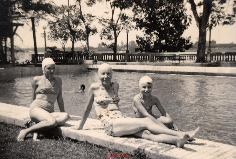 Phụ nữ và trẻ em Pháp thư giãn tại hồ bơi của Câu lạc bộ Thể thao bên bờ sông Hương.