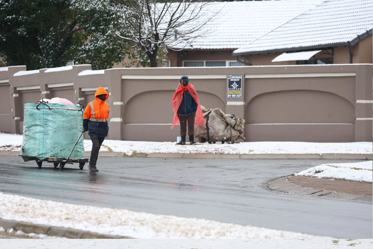 Những người thu gom rác làm việc khi tuyết rơi ở Brackenhurst. (Ảnh: Reuters)