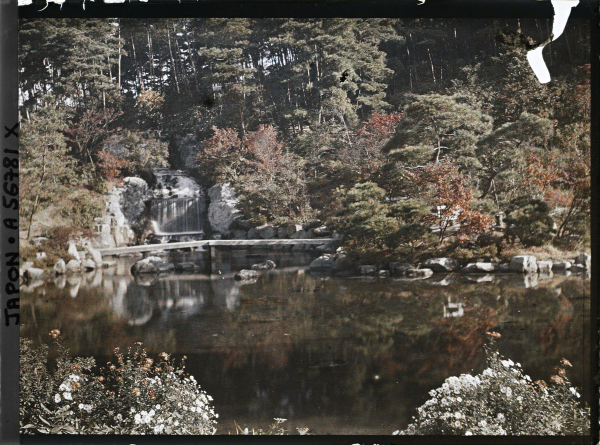 Ao nước ở khu vườn Nhật Bản dưới chân núi Hiei, gần làng Yase.