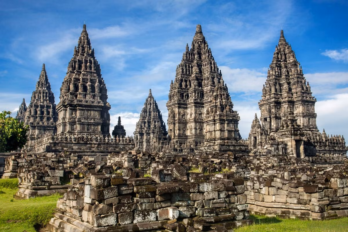 Trung tâm của ngôi đền này là 6 ngọn tháp có kích thước khác nhau, trong đó tháp trung tâm là tháp lớn nhất với chiều cao 47m. Bao quanh các ngọn tháp này là trên 200 ngọn tháp nhỏ khác mà hầu hết đã bị hủy hoại, chỉ còn lại phần nền móng. Ảnh: Lonely Planet.