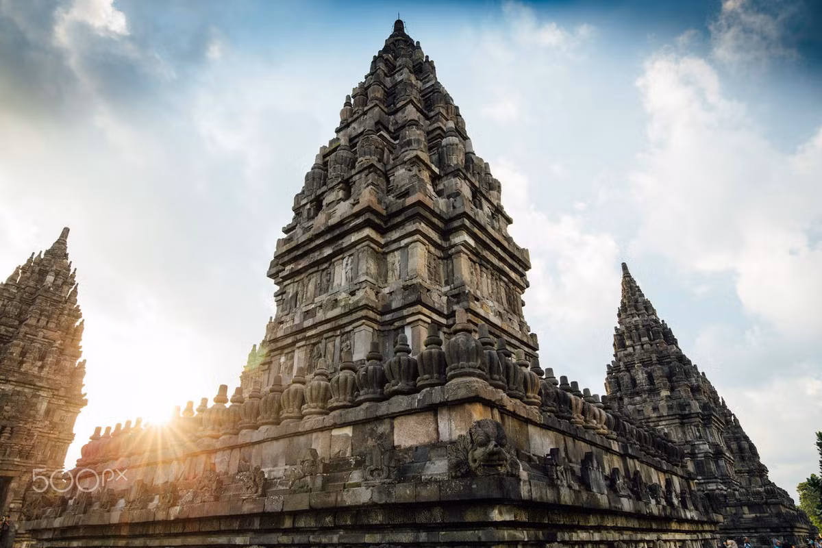 Tuy vậy, thay vì được nghiên cứu một cách nghiêm túc, trong nhiều thập kỷ, khu đền tháp trở thành nơi những người thực dân Hà Lan đến lấy các phù điêu của đền về trang trí vườn hay người dân địa phương lấy đá tảng về làm vật liệu xây dựng. Ảnh: Migola Travel.