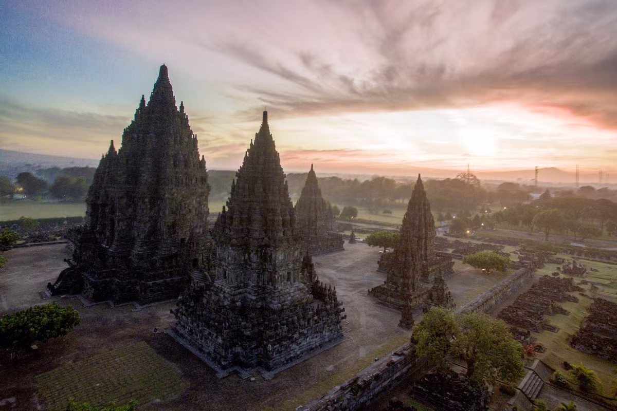 Những khám phá của các nhà khảo cổ thiếu tâm huyết trong thập niên 1880 chỉ làm cho khu đền bị cướp phá thêm. Mãi tới năm 1918, việc tái thiết mới được bắt đầu, và phải đến năm 1930 thì việc phục chế mới đúng bài bản. Ảnh: Borobudur Park.