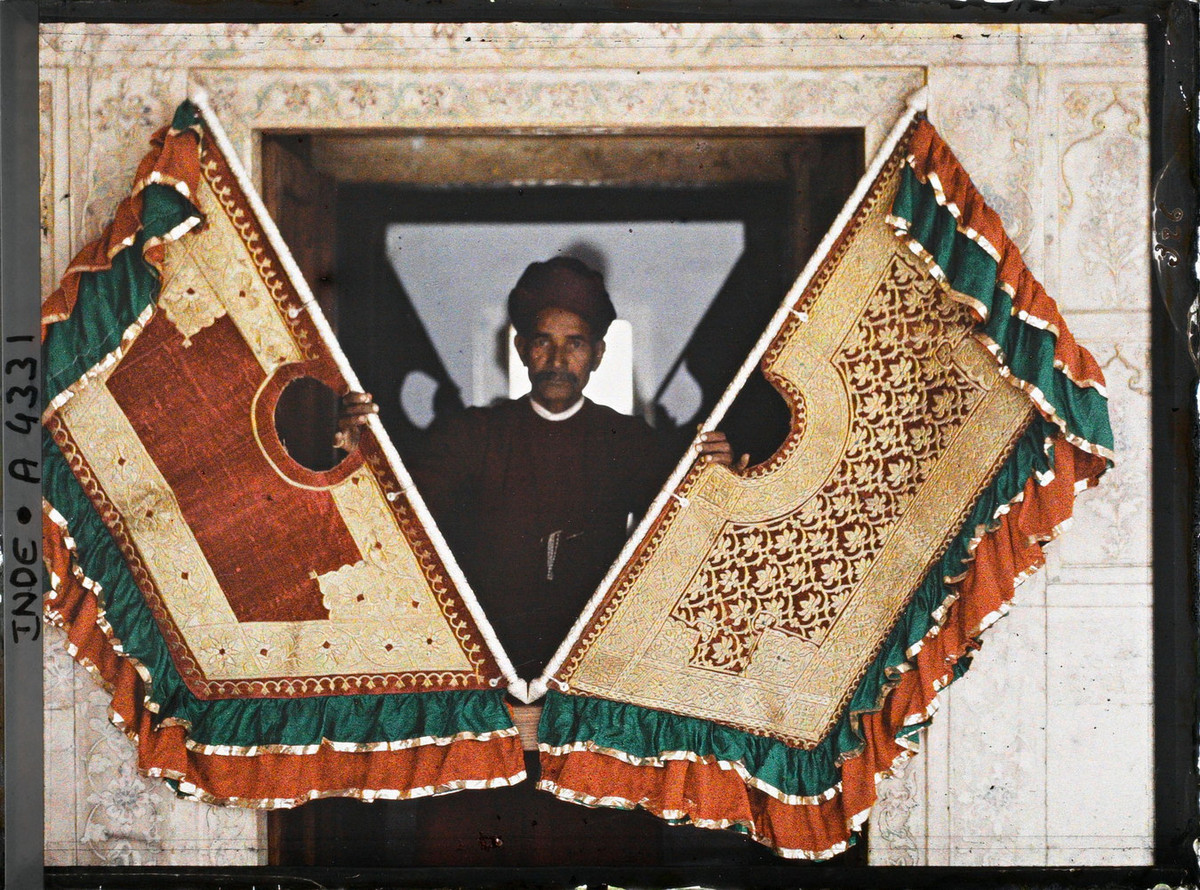 Người bảo vệ ở Pháo đài Đỏ cầm cờ phướn truyền thống của vương quốc Mogul.