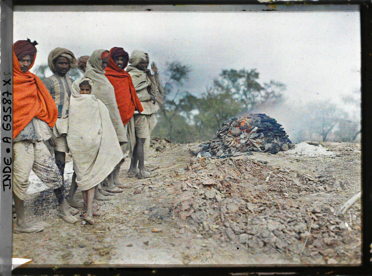 Nhóm tín đồ Hindu giáo tham dự một lễ hỏa táng.